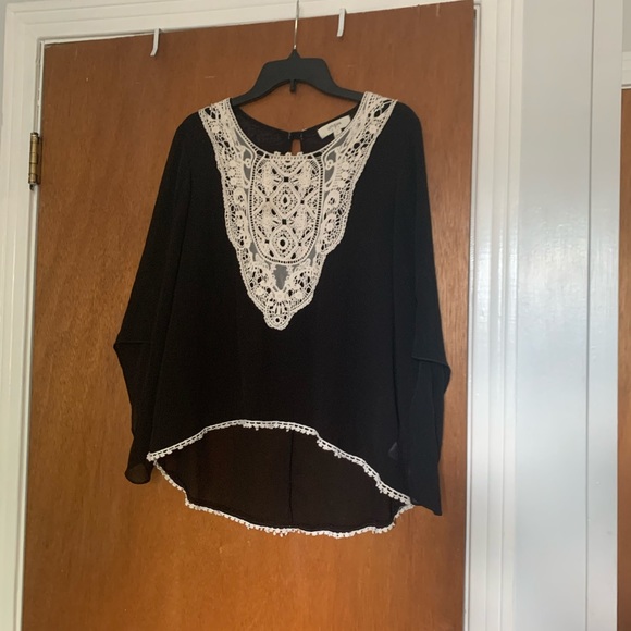 Umgee black flowy top with lace. Women’s Lg. - Picture 2 of 7